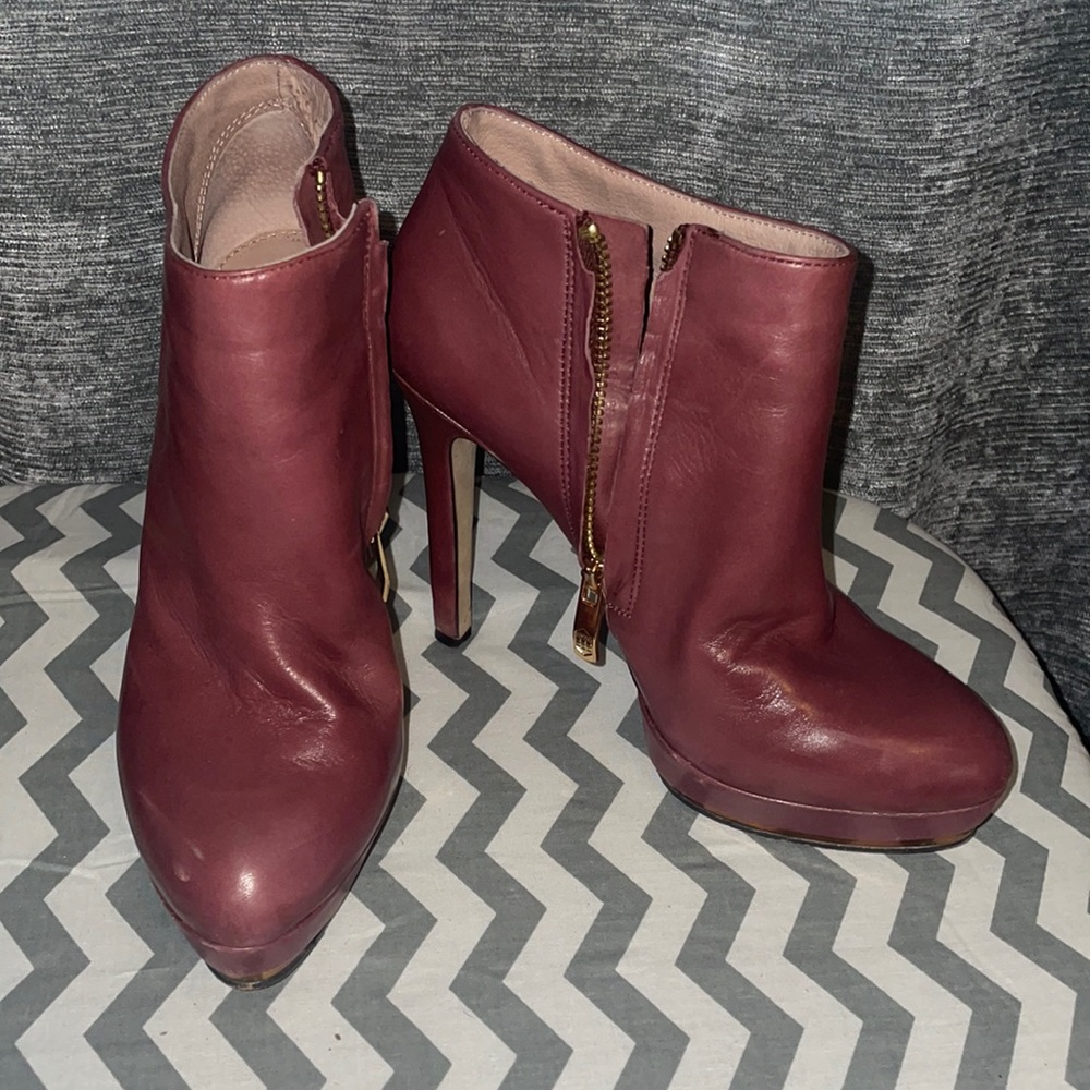 Vince camuto size 6 leather booties smoke and pet friendly